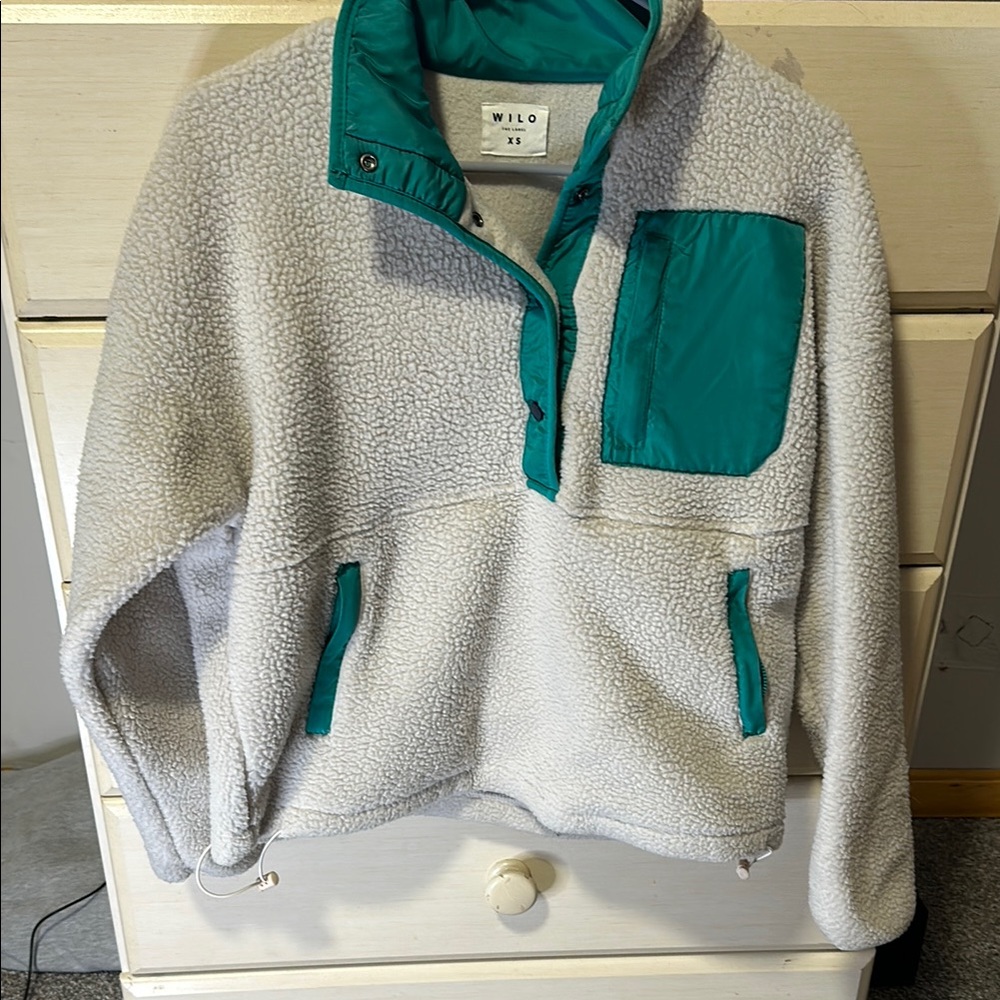 Women’s XS Sherpa sweater.